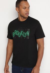 Born2be - Czarny T-shirt Bawełniany z Napisem Sunviera. Okazja: na co dzień. Kolor: czarny. Materiał: bawełna. Wzór: napisy. Styl: casual