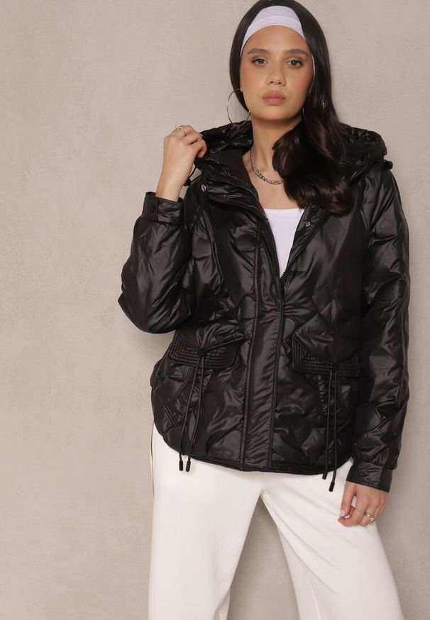 Renee - Czarna Pikowana Kurtka w Stylu Utility z Kapturem Hiredia. Okazja: na co dzień. Typ kołnierza: kaptur. Kolor: czarny. Materiał: jeans. Styl: elegancki, casual