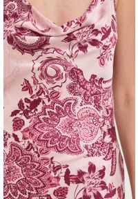 Guess sukienka kolor różowy maxi prosta. Okazja: na co dzień. Kolor: różowy. Długość rękawa: na ramiączkach. Typ sukienki: proste. Styl: casual. Długość: maxi #3