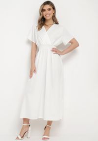 Born2be - Biała Sukienka Długa o Rozkloszowanym Fasonie z Kopertowym Dekoltem Saliusa. Okazja: na co dzień. Kolor: biały. Typ sukienki: kopertowe. Styl: elegancki, casual. Długość: maxi #5