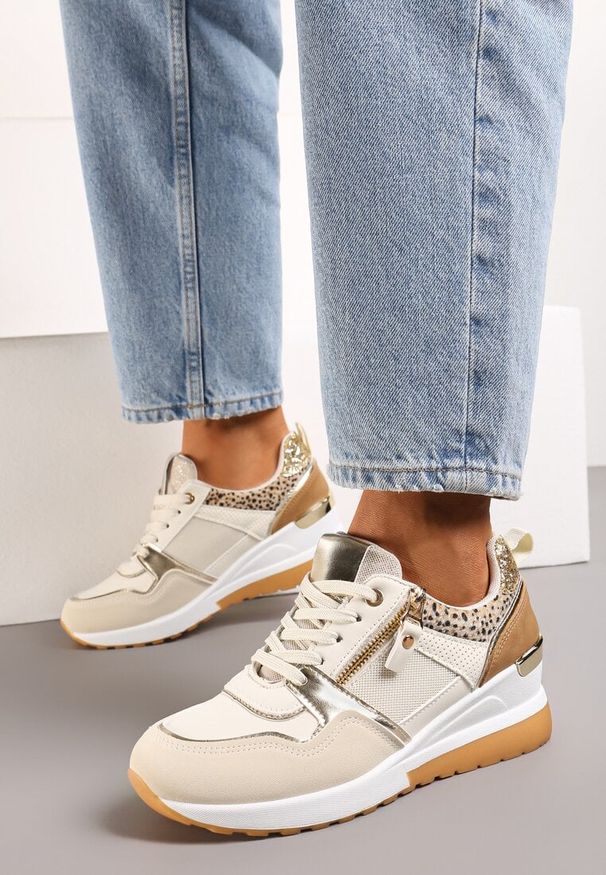Renee - Beżowo-Brązowe Sneakersy na Niewysokim Koturnie Ozdobione Suwakiem i Wstawkami Liorrama. Nosek buta: okrągły. Zapięcie: sznurówki. Kolor: beżowy. Materiał: materiał. Wzór: aplikacja. Obcas: na koturnie. Wysokość obcasa: średni