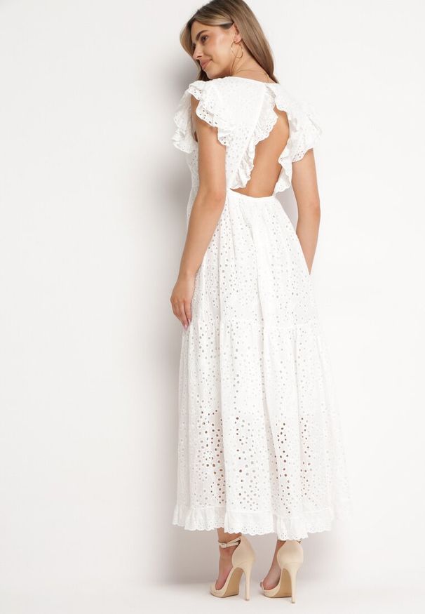 Born2be - Biała Bawełniana Sukienka Ozdobiona Haftem i Falbankami Przy Ramionach Celestis. Typ kołnierza: kołnierz z falbankami. Kolor: biały. Materiał: bawełna. Wzór: aplikacja, haft. Sezon: lato