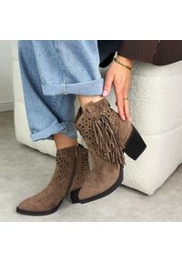 Brązowe zamszowe kowbojki damskie Jezzi 2520-18. Okazja: na co dzień. Kolor: brązowy. Materiał: zamsz. Szerokość cholewki: normalna. Sezon: wiosna, jesień, lato. Obcas: na obcasie. Styl: casual, elegancki, boho, klasyczny. Wysokość obcasa: średni #1