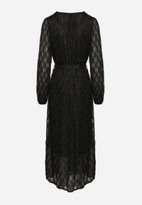 Born2be - Czarna Połyskująca Sukienka o Rozkloszowanym Kopertowym Kroju z Wiązanym Paskiem Oceola. Okazja: na co dzień. Typ kołnierza: dekolt w kształcie V. Kolor: czarny. Typ sukienki: kopertowe. Styl: casual, wizytowy #5