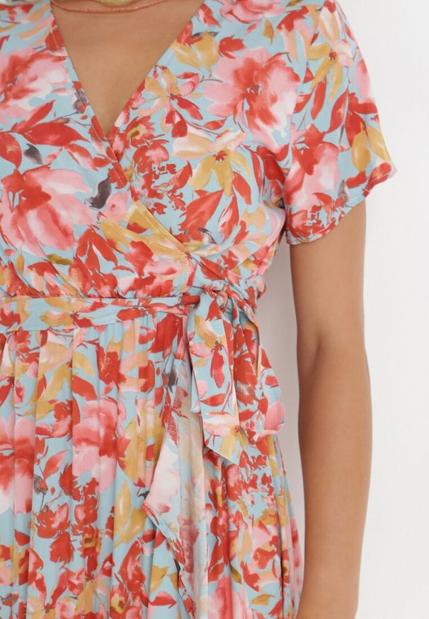 Born2be - Czerwono-Niebieska Sukienka Varila. Kolor: czerwony. Materiał: wiskoza, materiał. Wzór: kwiaty, kolorowy, jednolity. Sezon: lato. Typ sukienki: kopertowe, asymetryczne. Długość: midi