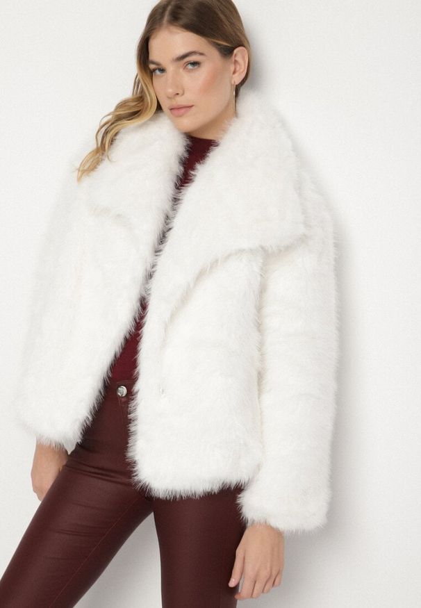 Born2be - Biała Jednorzędowa Kurtka Futerko z Szerokim Kołnierzem Conellia. Okazja: na co dzień. Kolor: biały. Materiał: futro. Styl: casual, elegancki