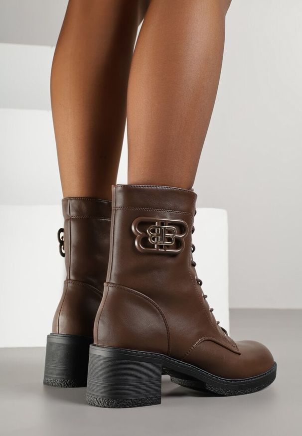 Born2be - Brązowe Botki Trzewiki Vices na Słupku Zdobione Metaliczną Aplikacją Nivitte. Okazja: na co dzień, na spotkanie biznesowe, do pracy. Kolor: brązowy. Materiał: dzianina. Wzór: aplikacja. Obcas: na słupku. Styl: biznesowy, casual, elegancki