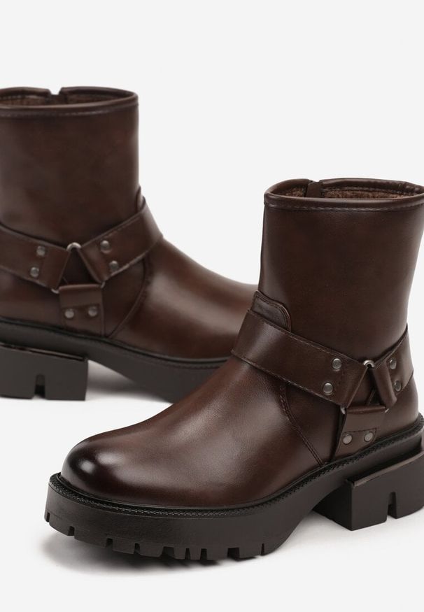 Born2be - Brązowe Botki Bikery na Grubej Tłoczonej Podeszwie z Klamrą Dantina. Okazja: na co dzień. Zapięcie: klamry. Kolor: brązowy. Materiał: jeans, skóra. Styl: casual, rockowy