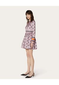 VALENTINO - Jedwabna sukienka z geometrycznym nadrukiem. Okazja: do pracy. Kolor: różowy, wielokolorowy, fioletowy. Materiał: jedwab. Wzór: geometria, nadruk. Typ sukienki: rozkloszowane #5