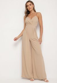 Born2be - Ciemnobeżowy Kombinezon z Trójkątnym Dekoltem na Cienkich Ramiączkach Iliantia. Kolor: beżowy. Materiał: tkanina. Długość rękawa: na ramiączkach. Sezon: lato #1