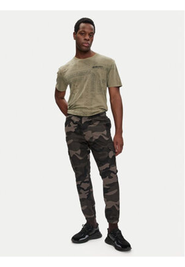 Brave Soul Joggery MTR-FINECAMOCRGR Zielony Slim Fit. Kolor: zielony. Materiał: bawełna