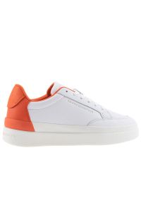 TOMMY HILFIGER - Buty Tommy Hilfiger Feminine Sneaker With Color FW0FW06896-0K9 - białe. Zapięcie: sznurówki. Kolor: biały. Materiał: skóra. Szerokość cholewki: normalna. Wzór: aplikacja. Obcas: na platformie #1