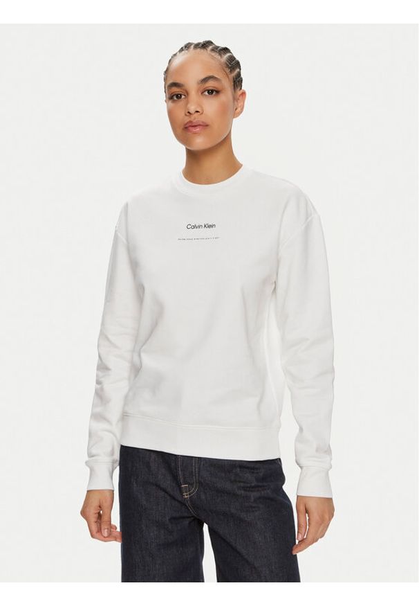 Calvin Klein Bluza Multi Logo K20K207216 Biały Regular Fit. Kolor: biały. Materiał: bawełna