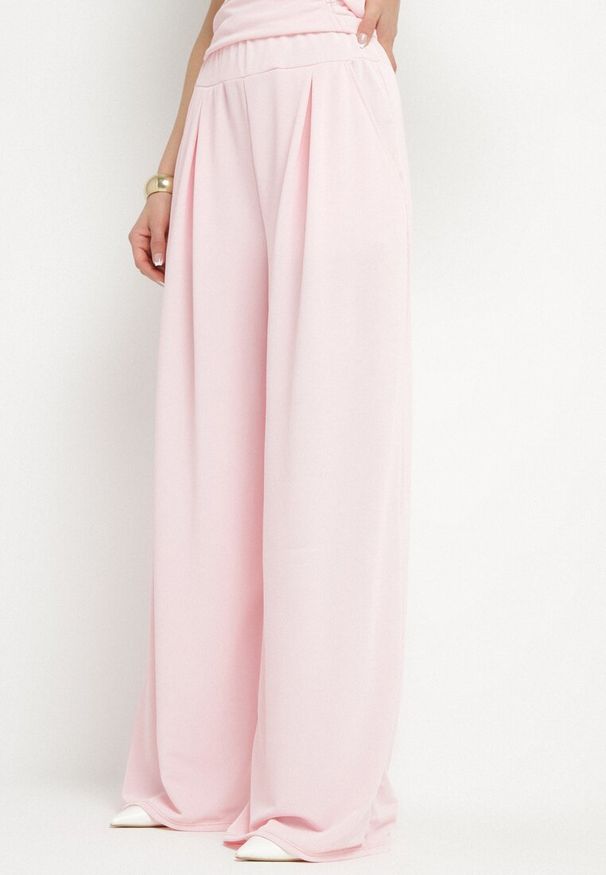 Born2be - Różowy Komplet Asymetryczna Bluzka z Marszczeniem i Szerokie Spodnie Filuriela. Kolor: różowy