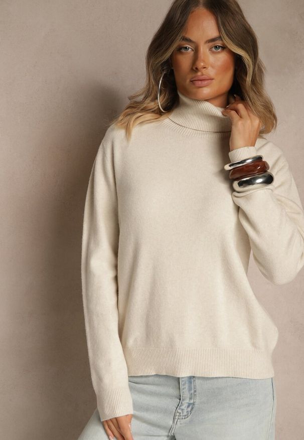 Renee - Beżowy Golf z Wełną i Wiskozą Olmeze. Typ kołnierza: golf. Kolor: beżowy. Materiał: wełna, wiskoza. Styl: klasyczny