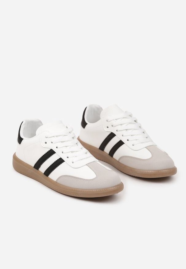 Renee - Biało-Czarne Casualowe Sneakersy na Płaskiej Podeszwie z Paskami Jereria. Okazja: na co dzień. Zapięcie: pasek. Kolor: biały. Materiał: jeans. Obcas: na płaskiej podeszwie