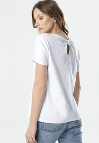Born2be - Biały T-shirt Aclurgh. Kolor: biały. Materiał: dzianina. Długość rękawa: krótki rękaw. Długość: krótkie #4