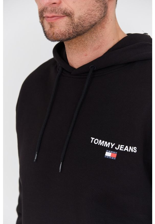 Tommy Jeans - TOMMY JEANS Czarna bluza z kapturem. Typ kołnierza: kaptur. Kolor: czarny