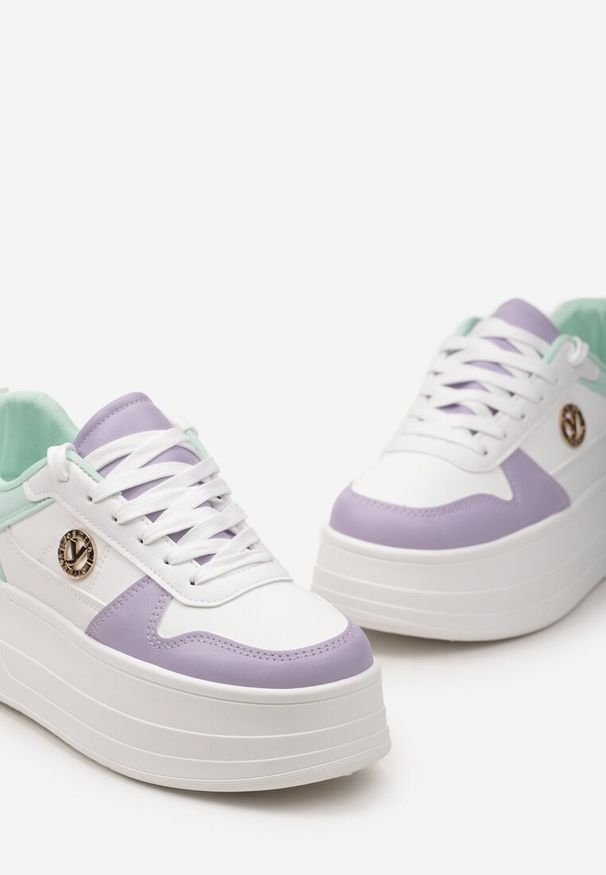 Born2be - Biało-Fioletowe Sneakersy na Platformie z Metalową Ozdobą Trionna. Kolor: biały. Wzór: aplikacja. Obcas: na platformie