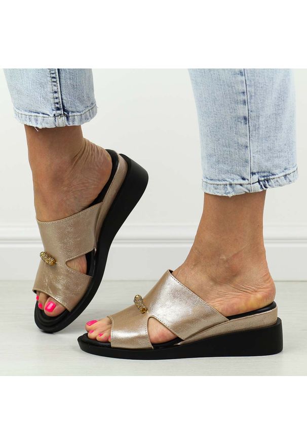 Złote klapki damskie na koturnie Vinceza 17318. Kolor: złoty. Materiał: skóra. Wzór: aplikacja. Sezon: wiosna, lato. Obcas: na koturnie. Styl: klasyczny, elegancki
