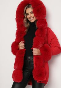 Born2be - Czerwona Kurtka Parka z Kapturem i Wstawkami z Futerka Caranze. Okazja: na co dzień. Typ kołnierza: kaptur. Kolor: czerwony. Materiał: futro. Sezon: zima, jesień. Styl: casual #9