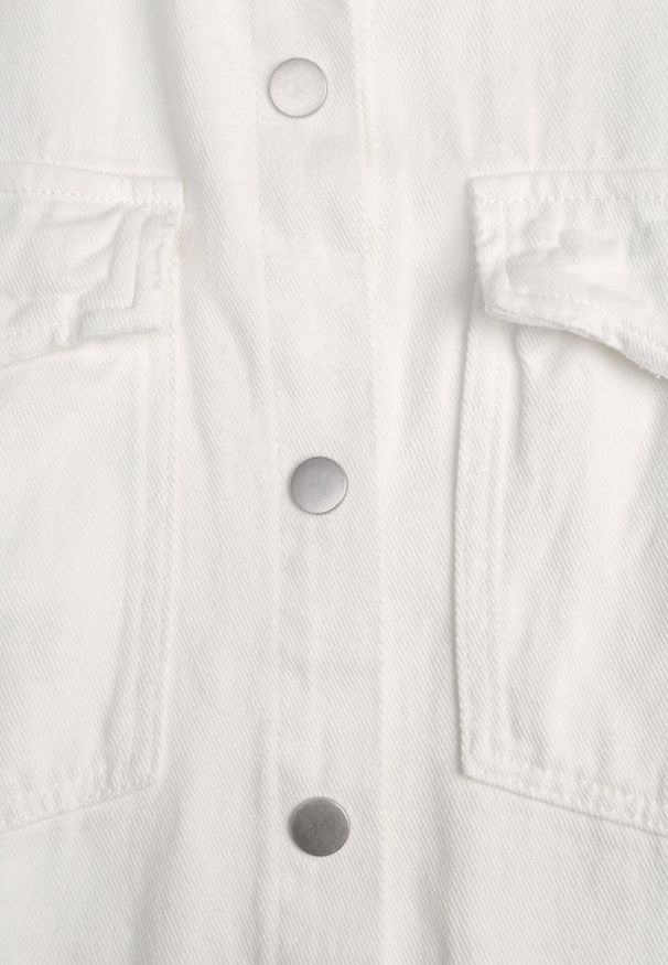 Born2be - Biała Bawełniana Kurtka Jeansowa o Koszulowym Kroju na Napy Yrelola. Okazja: do pracy, na co dzień. Kolor: biały. Materiał: bawełna, jeans. Długość: długie. Styl: klasyczny, casual