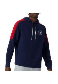 Bluza New Balance MT21900PGM - granatowa. Typ kołnierza: kaptur. Kolor: niebieski. Materiał: materiał. Wzór: aplikacja. Styl: klasyczny #1