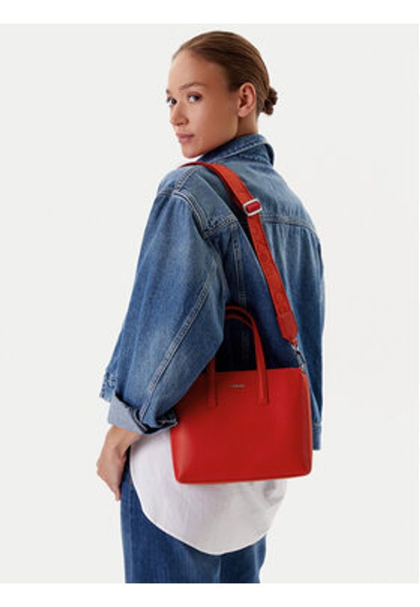 Calvin Klein Torebka Ck Must Small Tote K60K612904 Czerwony. Kolor: czerwony. Materiał: skórzane