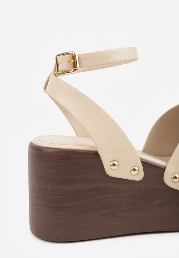 Renee - Beżowe Sandały na Platformie i Koturnie z Nitami po Bokach Zaehesh. Okazja: na co dzień. Zapięcie: sprzączka. Kolor: beżowy. Materiał: jeans. Obcas: na koturnie. Styl: casual