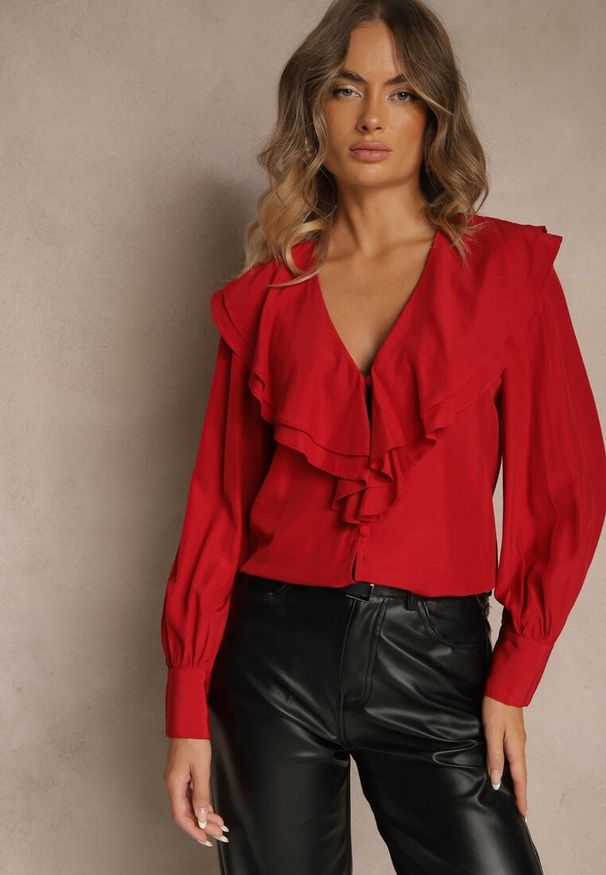 Renee - Czerwona Koszula Vices z Dekoltem z Falbanami i Bufiastymi Rękawami Zoiruna. Kolor: czerwony. Materiał: jeans. Styl: boho