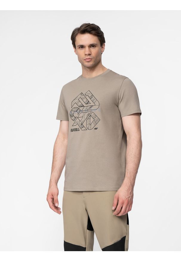 4f - T-shirt regular z bawełny organicznej męski. Kolor: brązowy. Materiał: bawełna. Wzór: nadruk