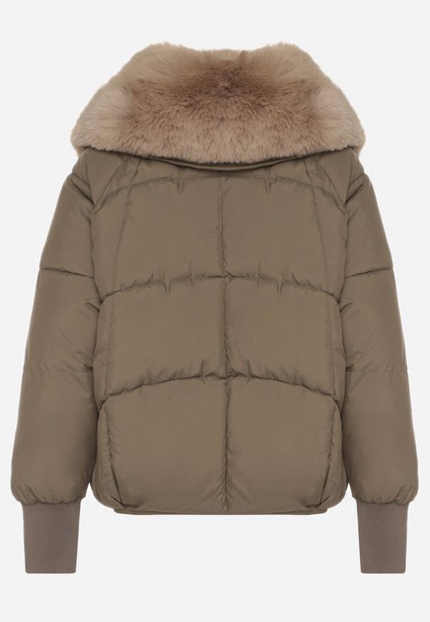 Born2be - Ciemnozielona Pikowana Kurtka z Futrzanym Kołnierzem z Możliwością Odpięcia Malatila. Okazja: do pracy, na spacer. Kolor: zielony. Materiał: futro. Długość rękawa: długi rękaw. Długość: długie. Sezon: zima. Styl: klasyczny, elegancki