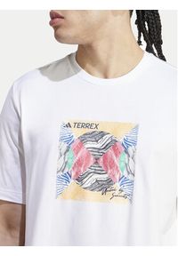 Adidas - adidas T-Shirt Terrex Graphic United By Summits IM8366 Biały Regular Fit. Kolor: biały. Materiał: bawełna #2