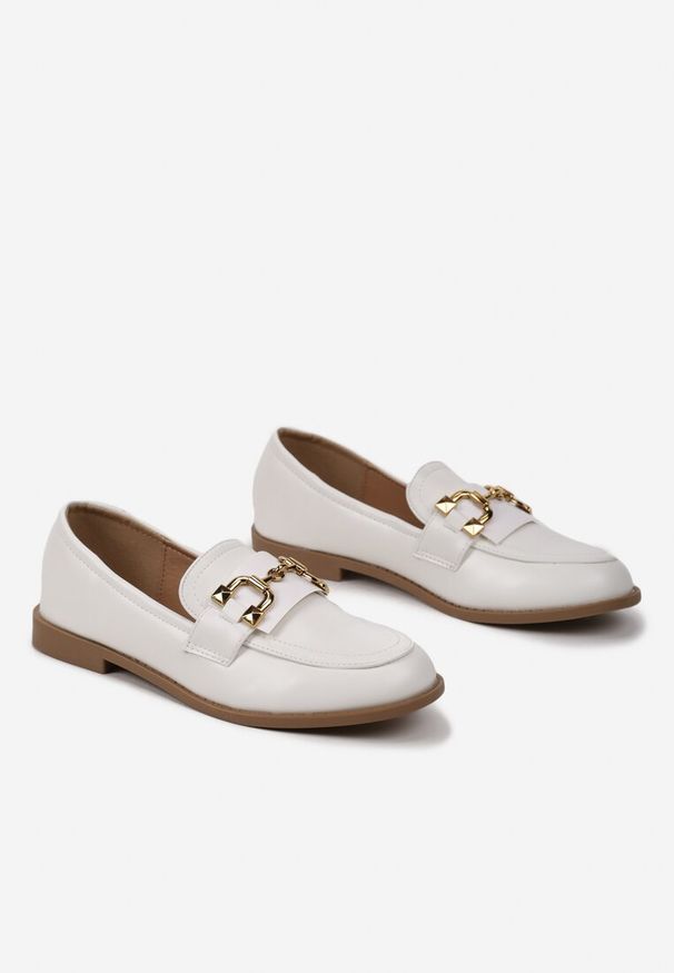 Born2be - Białe Klasyczne Mokasyny z Elegancką Klamerką Alcmeria. Kolor: biały. Styl: elegancki, klasyczny