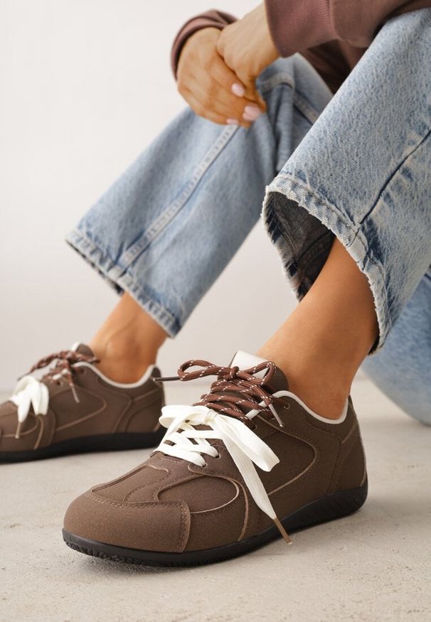 Renee - Brązowe Sneakersy z Podwójnym Sznurowaniem i Geometrycznymi Wstawkami Adrearah. Okazja: na co dzień. Kolor: brązowy. Wzór: geometria