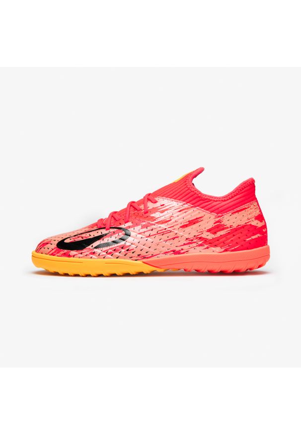 KIPSTA - Buty piłkarskie dla dzieci Kipsta CLR TF Turf sznurowane. Kolor: czerwony, różowy, wielokolorowy. Materiał: syntetyk, kauczuk. Szerokość cholewki: normalna. Sport: piłka nożna