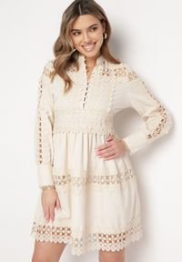 Born2be - Beżowa Sukienka z Koronką i Guzikami przy Dekolcie Thompson. Kolor: beżowy. Materiał: koronka. Wzór: koronka #2