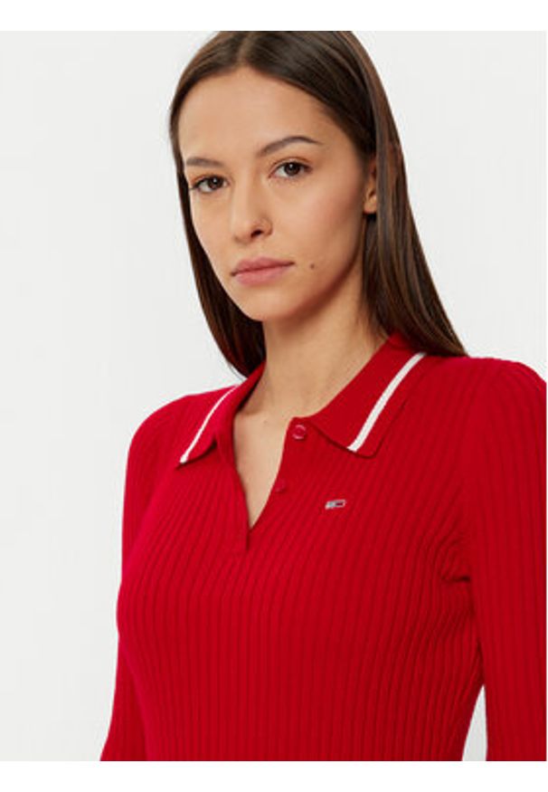 Tommy Jeans Sukienka dzianinowa DW0DW19476 Czerwony Slim Fit. Kolor: czerwony. Materiał: bawełna