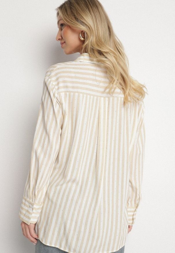 Born2be - Jasnobeżowa Bawełniana Koszula w Pionowe Paski Zdobiona Cyrkoniami Isorina. Okazja: na co dzień. Typ kołnierza: dekolt w kształcie V, kołnierzyk klasyczny. Kolor: beżowy. Materiał: bawełna. Długość rękawa: długi rękaw. Długość: długie. Wzór: aplikacja, paski. Styl: casual, elegancki, klasyczny