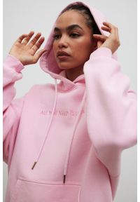 Marsala - Bluza z kapturem oraz HAFTEM w kolorze MARSHMALLOW PINK - GARSON. Typ kołnierza: kaptur. Materiał: poliester, jeans, dzianina, bawełna, dresówka. Wzór: haft. Styl: sportowy