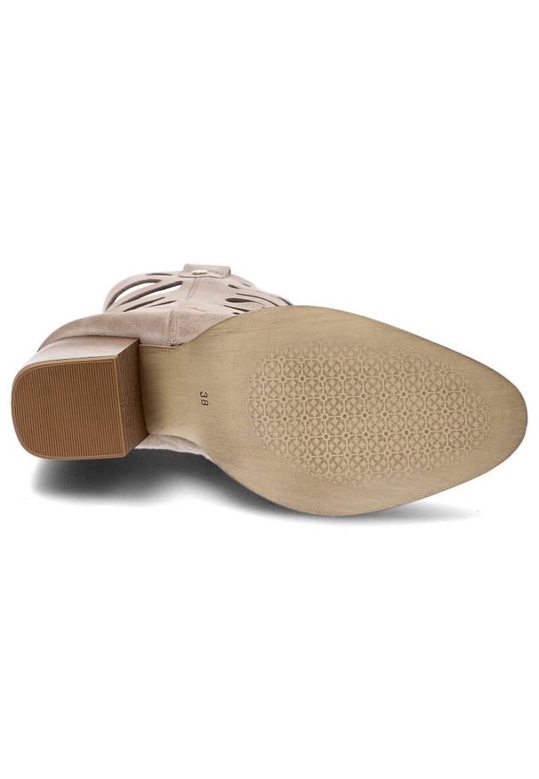 Beżowe Botki Maciejka Stylowe Kowbojki Damskie. Kolor: beżowy. Materiał: zamsz. Obcas: na obcasie. Styl: elegancki. Wysokość obcasa: średni