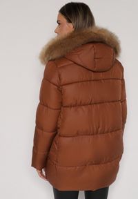Born2be - Brązowa Pikowana Kurtka o Trapezowym Kroju z Kapturem i Odpinanym Futerkiem Deolaine. Okazja: na co dzień. Typ kołnierza: kaptur. Kolor: brązowy. Materiał: futro. Długość rękawa: długi rękaw. Długość: długie. Styl: elegancki, casual #6