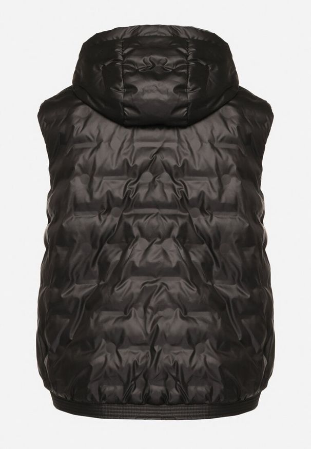 Born2be - Czarna Pikowana Kamizelka z Kapturem i Ściągaczem w Talii Evelbia. Okazja: na spacer. Typ kołnierza: kaptur. Kolekcja: plus size. Kolor: czarny. Materiał: jeans. Wzór: aplikacja. Styl: elegancki, klasyczny