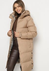 Born2be - Ciemnobeżowa Długa Kurtka Pikowana z Kapturem Genama. Okazja: na co dzień, na spacer. Typ kołnierza: kaptur. Kolor: beżowy. Materiał: poliester, dzianina, jeans. Długość: długie. Styl: casual, klasyczny #7
