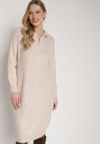Born2be - Jasnobeżowa Sweterkowa Sukienka Pudełkowa z Bawełną i Wełną Ozdobiona Suwakiem Reimia. Okazja: na co dzień. Kolor: beżowy. Materiał: wełna, bawełna. Wzór: aplikacja. Styl: casual, klasyczny #1
