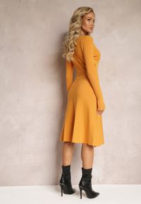 Renee - Żółta Rozkloszowana Sukienka Sweterkowa z Kopertowym Dekoltem Fiorrtte. Kolor: żółty. Materiał: dzianina, materiał, tkanina. Typ sukienki: kopertowe #4