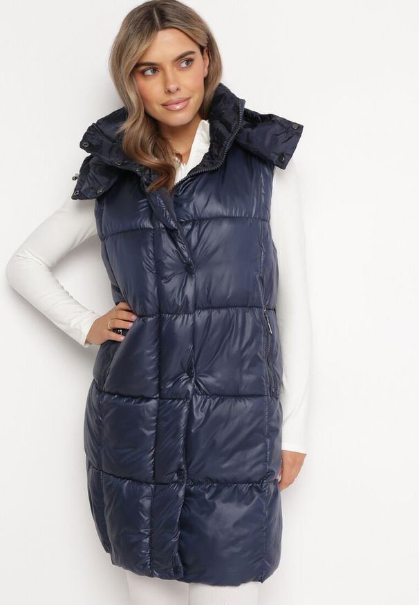 Born2be - Granatowa Kamizelka o Długim Pikowanym Fasonie z Odpinanym Kapturem Glonte. Okazja: na co dzień. Kolor: niebieski. Materiał: tkanina, materiał. Długość: długie. Styl: casual, klasyczny