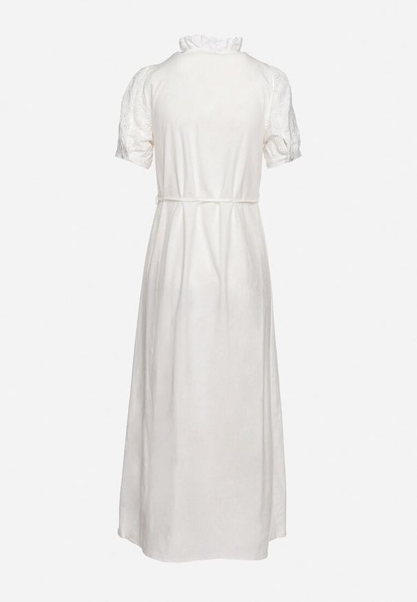 Born2be - Biała Sukienka Rozkloszowana z Bawełny Wiązana w Talii Ozdobiona Koronką Mleiana. Okazja: na randkę. Kolor: biały. Materiał: koronka, bawełna. Wzór: aplikacja, koronka. Styl: elegancki