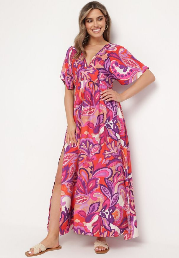 Born2be - Różowa Sukienka z Gumką w Pasie w Kwiatowy Wzór z Rozcięciami Halvina. Okazja: na co dzień. Typ kołnierza: dekolt w serek. Kolor: różowy. Materiał: wiskoza, tkanina, materiał. Wzór: kwiaty. Sezon: wiosna, lato. Typ sukienki: rozkloszowane. Styl: casual