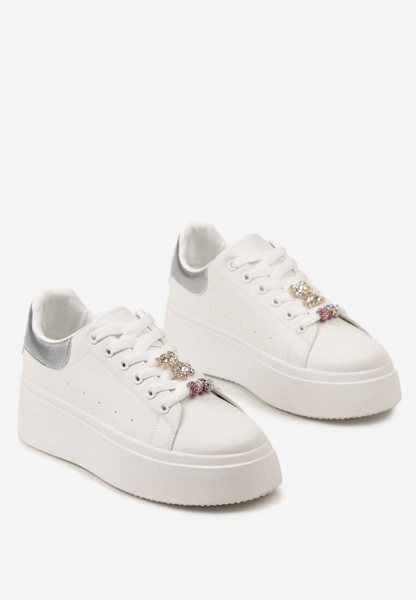 Born2be - Biało-Srebrne Sneakersy na Platformie z Biżuteryjnymi Aplikacjami na Sznurówkach Noonia. Nosek buta: okrągły. Zapięcie: sznurówki. Kolor: biały. Materiał: jeans. Wzór: aplikacja. Obcas: na platformie. Wysokość obcasa: niski